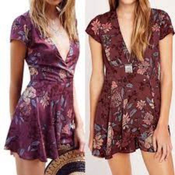 Urban Outfitters Kimchi Blue Burgundy Wine Anita Floral V-neck Romper Size 6 - Picture 2 of 8